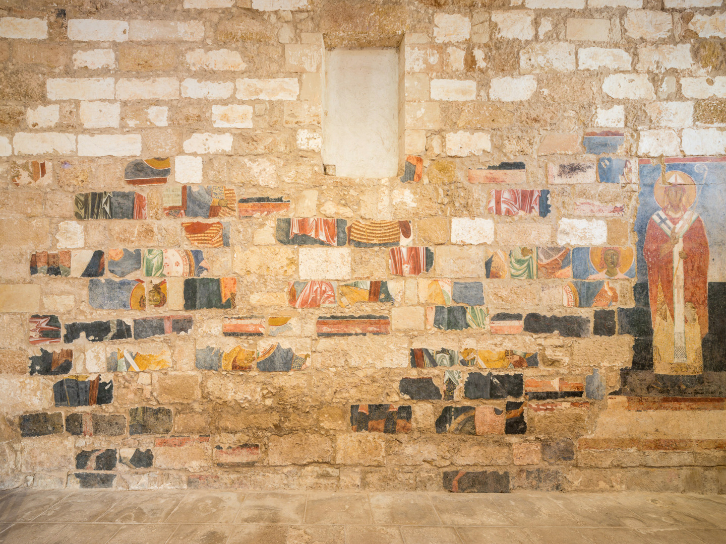 Dettaglio della parete-puzzle in chiesa